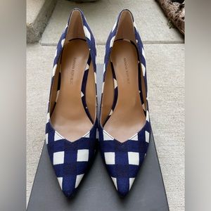 Banana Republic size 7.5 blue and white print brand new in the box